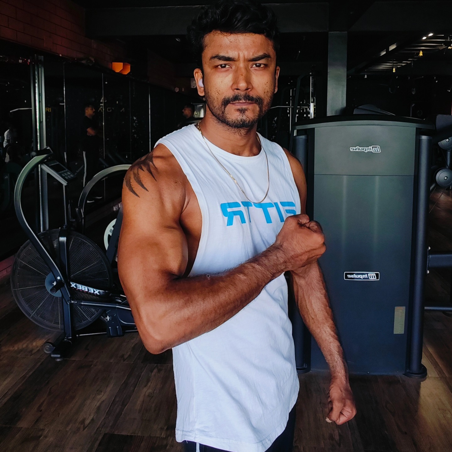 Natural physique built in the gym — the result of caloric deficit done right